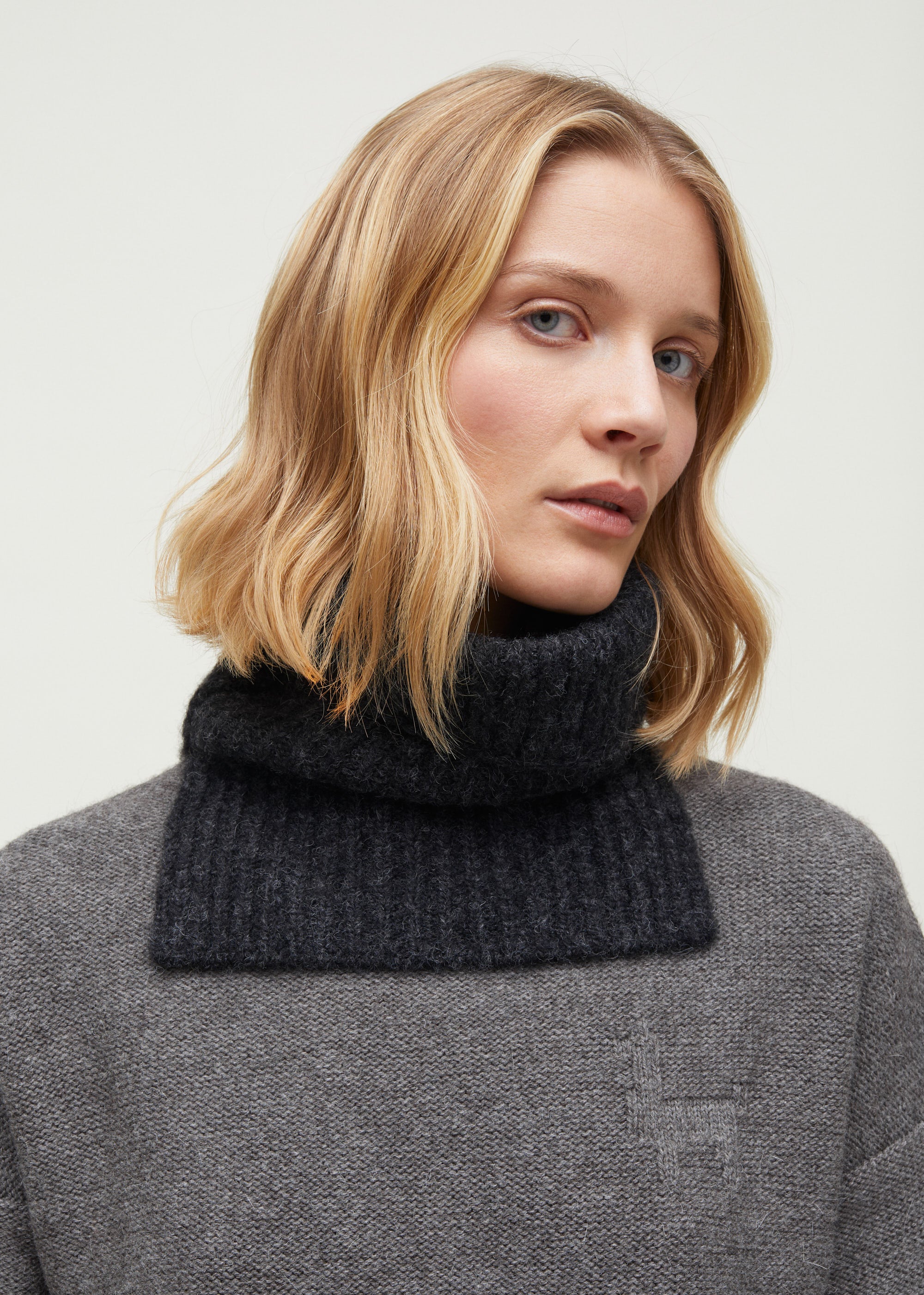 Nellie neck warmer | Pure Dark Grey Scarf aiayu