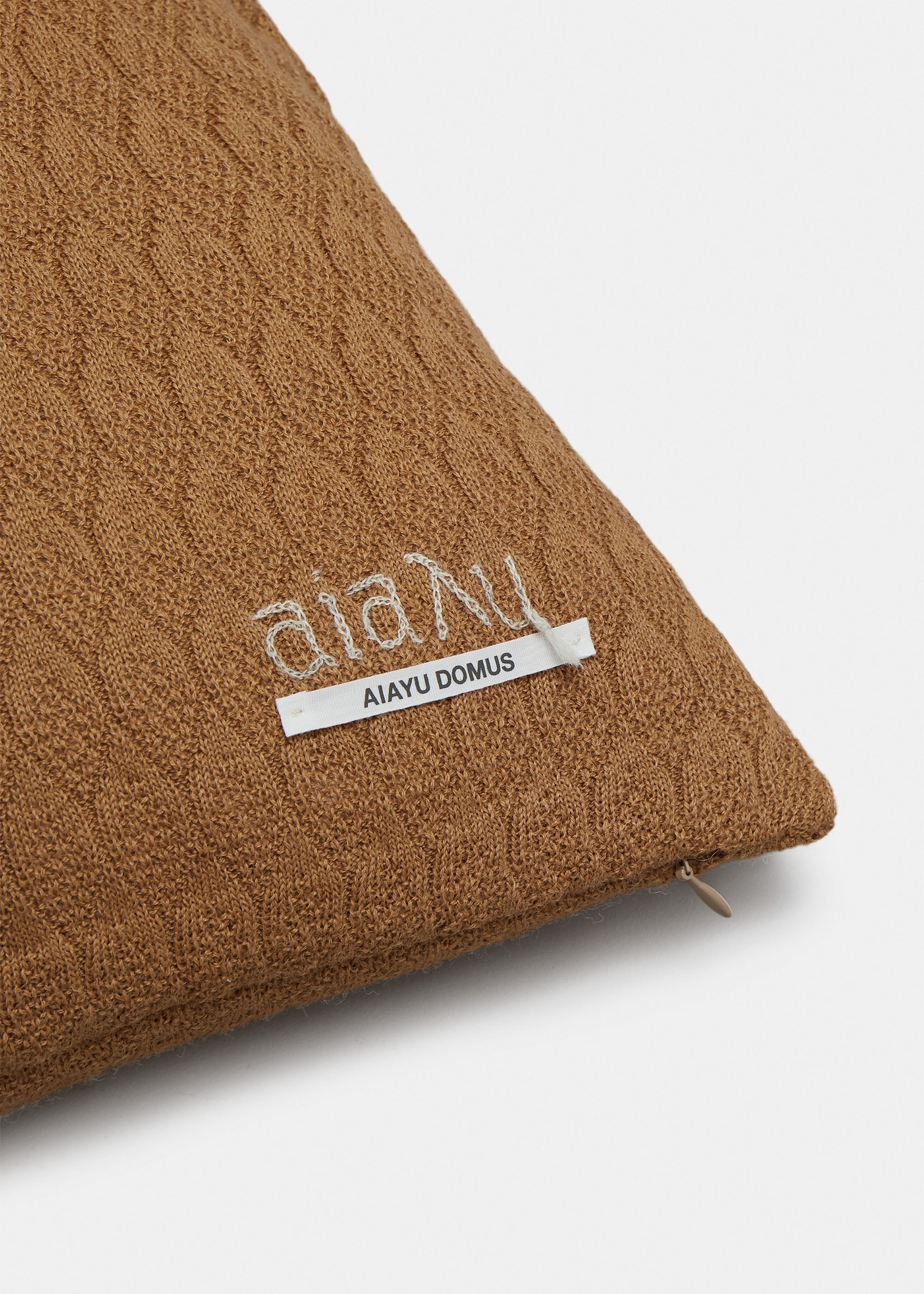 Raul llama wool pillow - 50x50 | Nutmeg aiayu.dk