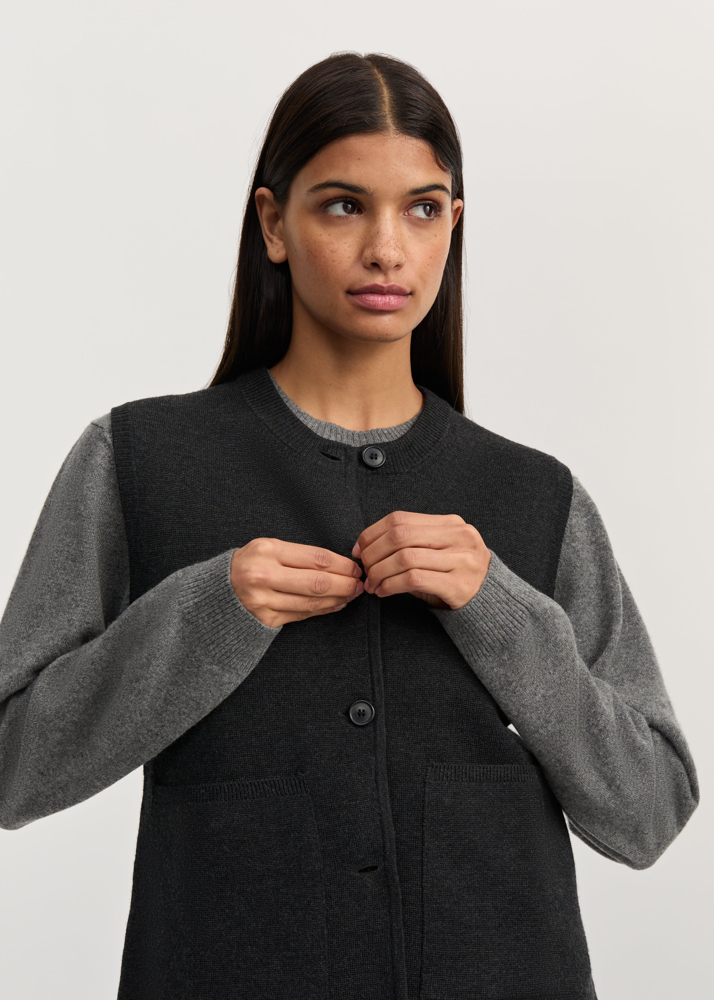 Elva vest – merino wool | Antracite Vest aiayu