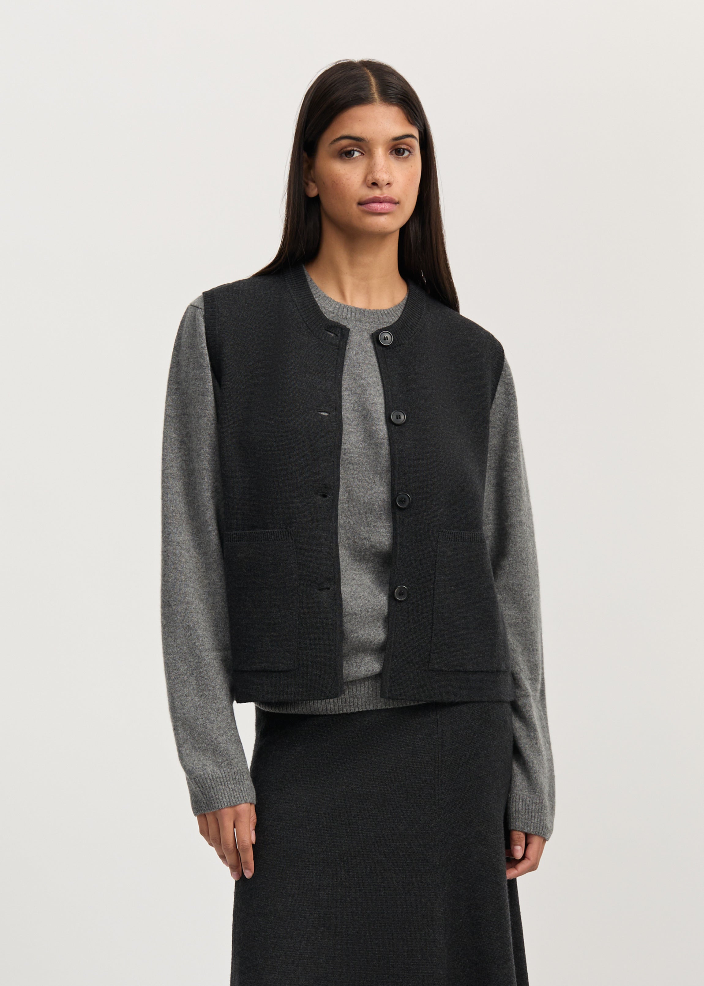 Elva vest – merino wool | Antracite Vest aiayu