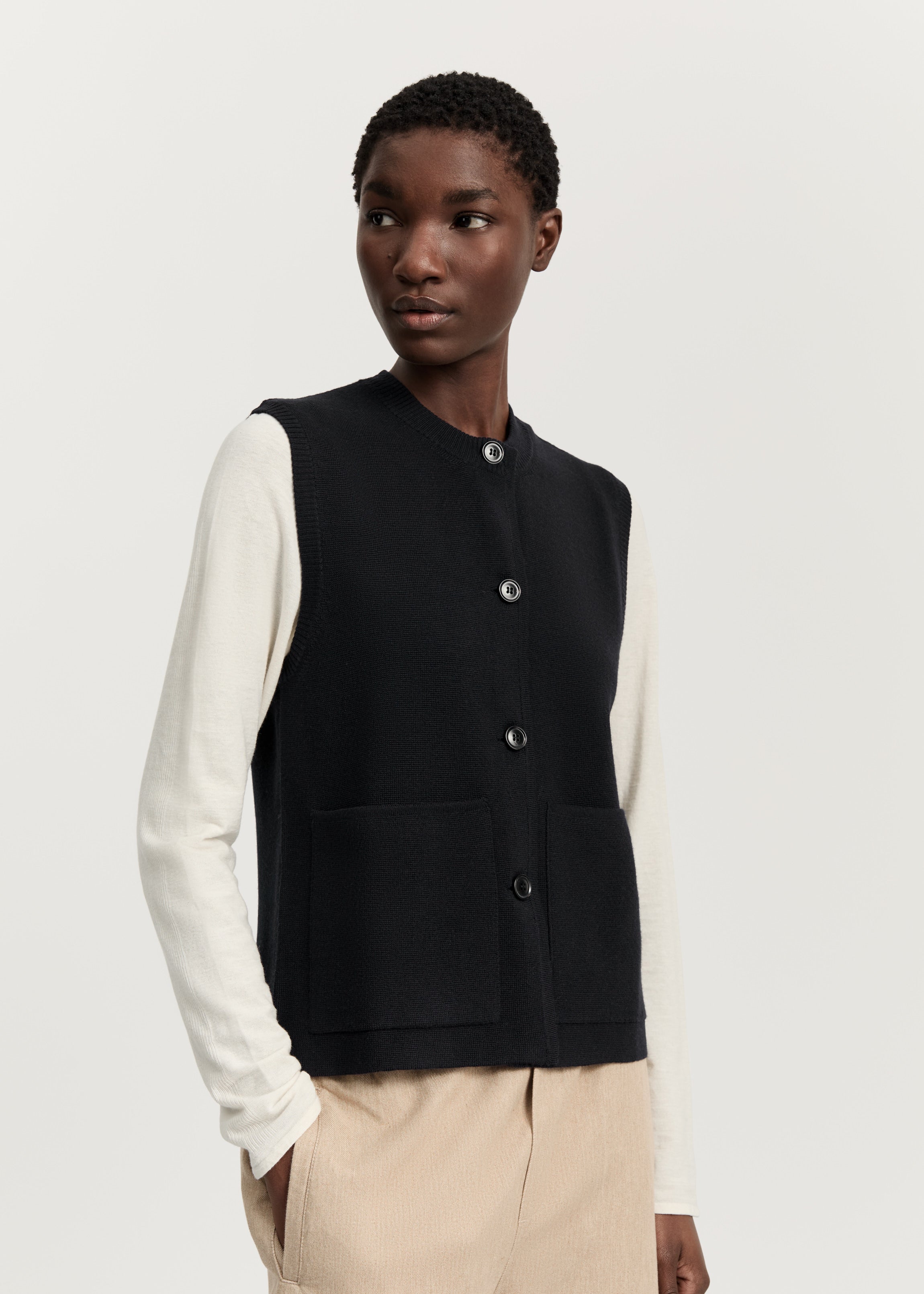 Elva vest – pure merino wool | Black Vest aiayu